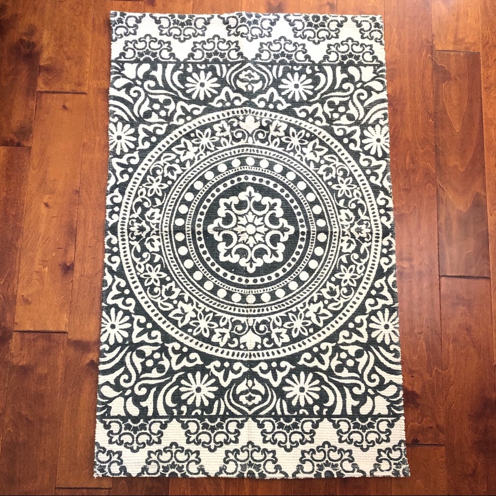 Navy & Cream Accent Rug, 26 x 46 inches